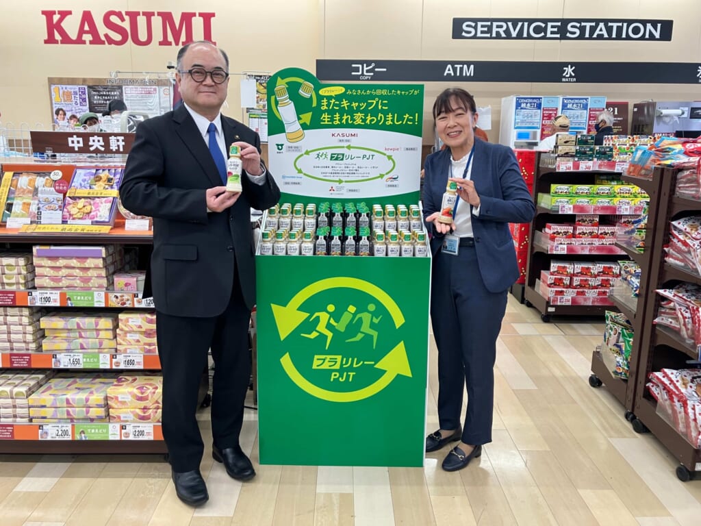 プラリレー特設棚と田口 鹿嶋市長（左）、カスミ 伊神 執行役員（右）