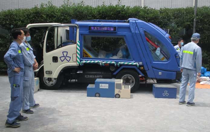 中身が見えるごみ収集車「スケルトンパッカー車」