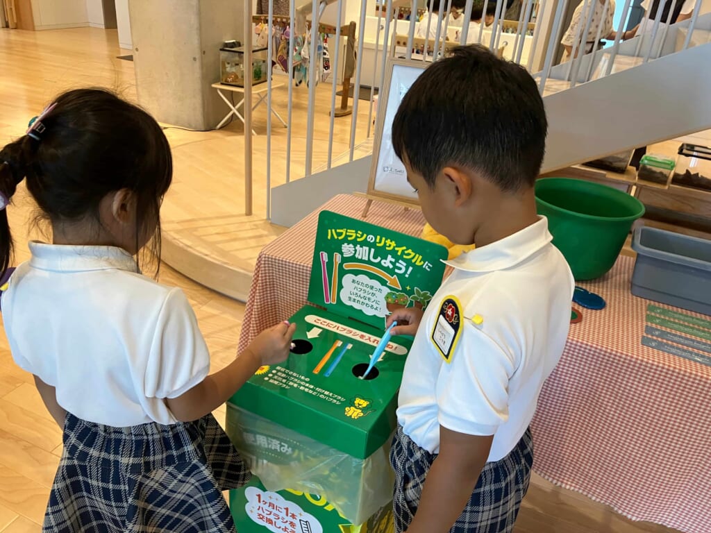 双恵幼稚園での出張授業の様子　リサイクルボックス