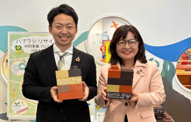 左：ライオン明石工場笹川工場長　右：明石市丸谷市長